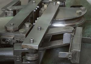 粉末成形用プレス機器・粉砕機専門の会社です