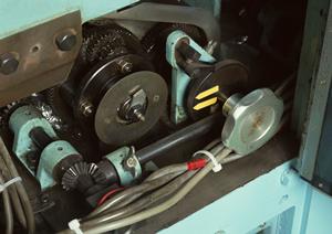 様々なタイプの鉄板や飾りや調味料の販売